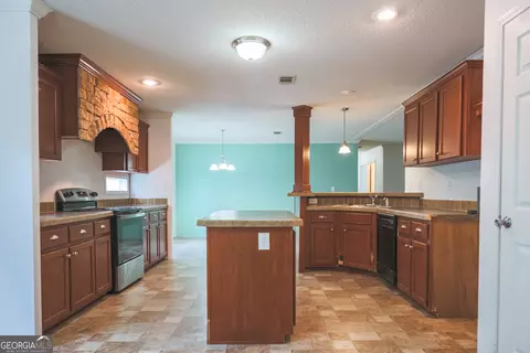 Kitchen - 86 Smith Rd, Nahunta, GA 31553 photo 1 of 2