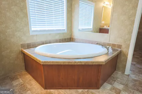 Bath - 86 Smith Rd, Nahunta, GA 31553 photo 3 of 4
