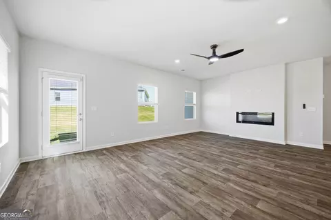 Living - 303 Rusty Plow Ln, Perry, GA 31069 photo 2 of 3