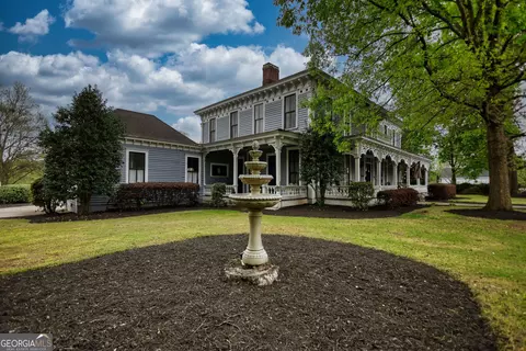 Exterior - 172 N Second St, Madison, GA 30650 photo 2 of 11
