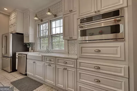 Kitchen - 172 N Second St, Madison, GA 30650 photo 4 of 12