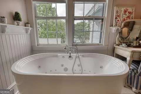 Bath - 172 N Second St, Madison, GA 30650 photo 2 of 14