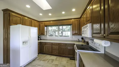Kitchen - 906 Ridgeview Dr, Jasper, GA 30143 photo 6 of 7
