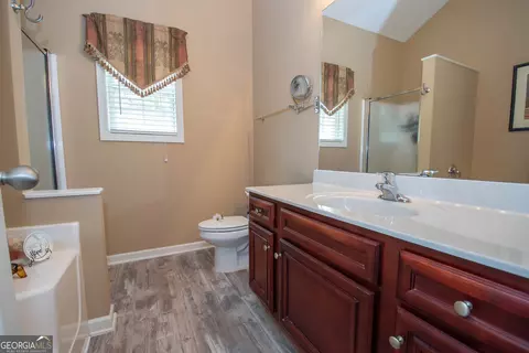 Bath - 101 Philmont Ct, Lagrange, GA 30240 photo 1 of 3