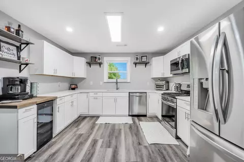 Kitchen - 2186 Williamson Zebulon Rd, Williamson, GA 30292 photo 3 of 4