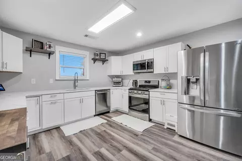 Kitchen - 2186 Williamson Zebulon Rd, Williamson, GA 30292 photo 2 of 4