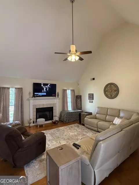 Living - 3030 Summit Ln, Monroe, GA 30655 photo 2 of 3