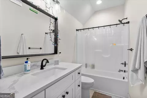 Bath - 200 Waters Dr, Ringgold, GA 30736 photo 13 of 14