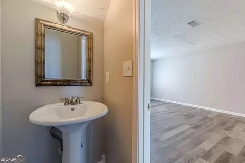 Bath - 402 Bainbridge Dr, Mcdonough, GA 30253 photo 1 of 2