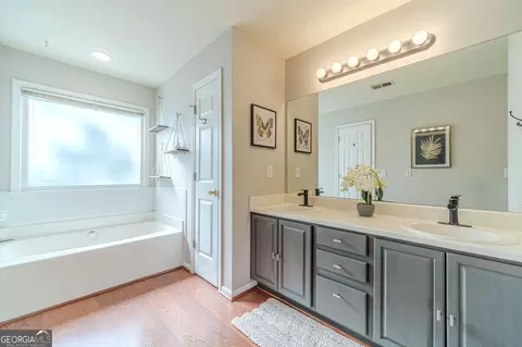 Bath - 3060 Summit Ln, Monroe, GA 30655 photo 3 of 5