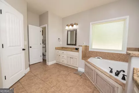 Bath - 301 Old Windmill Rd, Perry, GA 31069 photo 4 of 12