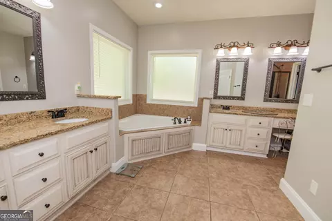 Bath - 301 Old Windmill Rd, Perry, GA 31069 photo 6 of 12