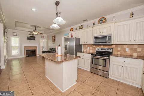 Kitchen - 301 Old Windmill Rd, Perry, GA 31069 photo 2 of 4