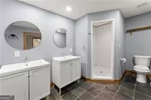 Bath - 773 Shorewood Cir, Toccoa, GA 30577 photo 1 of 2