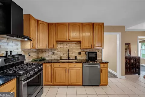 Kitchen - 116 Cedar Creek Dr, Dublin, GA 31021 photo 4 of 5