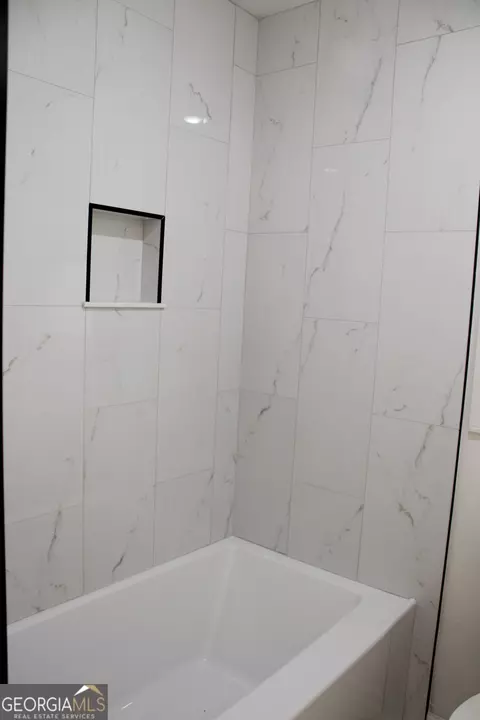 Bath - 895 Waterview Dr, Lagrange, GA 30240 photo 6 of 18