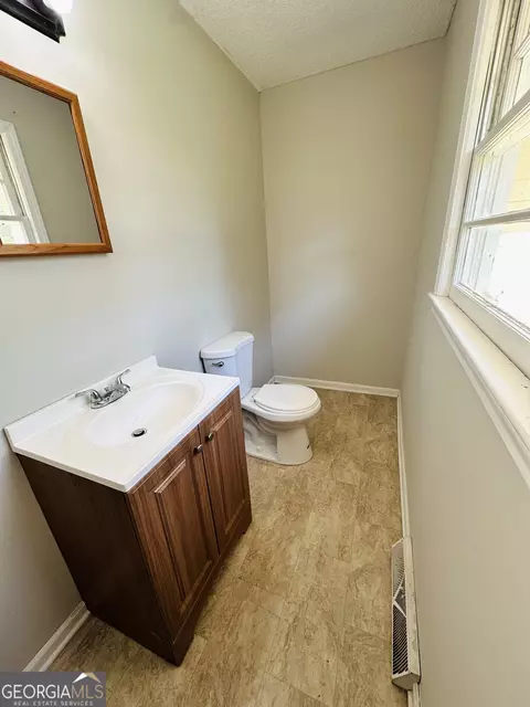 Bath - 514 S Broad St, Toccoa, GA 30577 photo 3 of 3