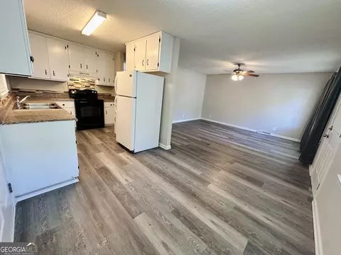 Living - 514 S Broad St, Toccoa, GA 30577 photo 5 of 5