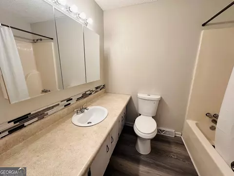 Bath - 514 S Broad St, Toccoa, GA 30577 photo 2 of 3
