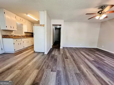 Living - 514 S Broad St, Toccoa, GA 30577 photo 2 of 5