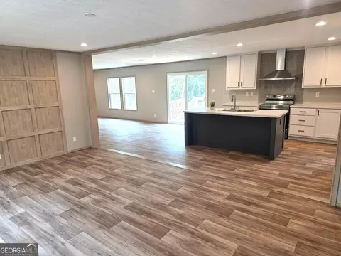 Living - 2099 Susie Baker Rd NE, Townsend, GA 31331 photo 2 of 3
