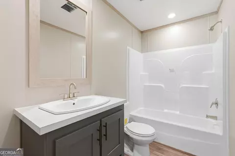 Bath - 2099 Susie Baker Rd NE, Townsend, GA 31331 photo 3 of 4