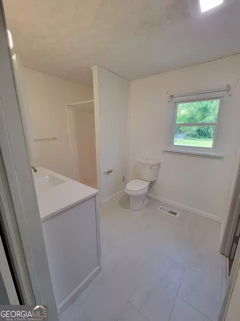 Bath - 250 Wilcox Rd, Lagrange, GA 30241 photo 1 of 4