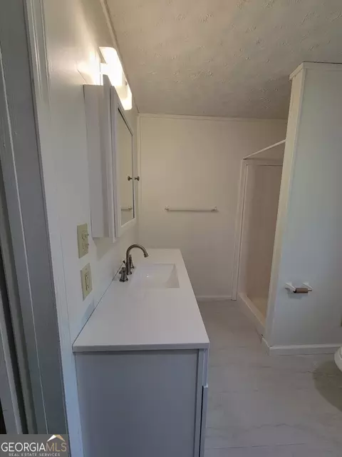 Bath - 250 Wilcox Rd, Lagrange, GA 30241 photo 2 of 4