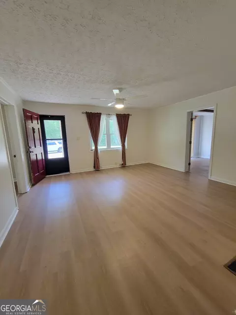 Living - 250 Wilcox Rd, Lagrange, GA 30241 photo 2 of 4