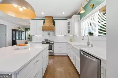 Kitchen - 731 Markhams Dr, Madison, GA 30650 photo 3 of 5