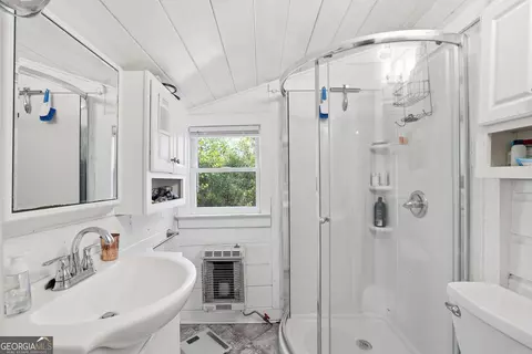 Bath - 236 Garrison Rd, Cornelia, GA 30531 photo 1 of 3