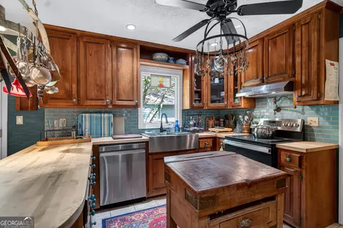 Kitchen - 5 N Brooks Rd, Lagrange, GA 30240 photo 4 of 9
