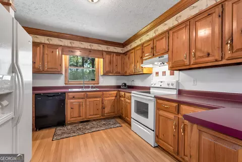 Kitchen - 73 Kellogg Dr, Colbert, GA 30628 photo 4 of 4
