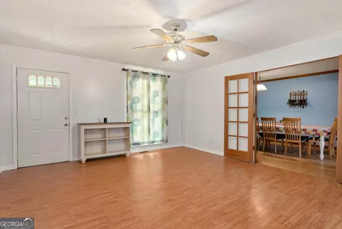 Living - 73 Kellogg Dr, Colbert, GA 30628 photo 4 of 5