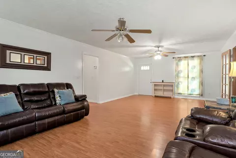 Living - 73 Kellogg Dr, Colbert, GA 30628 photo 5 of 5