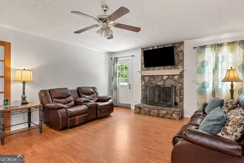 Living - 73 Kellogg Dr, Colbert, GA 30628 photo 3 of 5