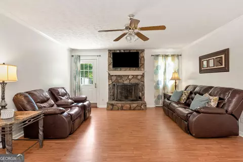 Living - 73 Kellogg Dr, Colbert, GA 30628 photo 2 of 5