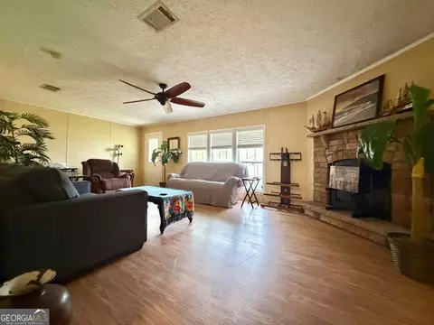 Living - 1301 Floyd Dr, Townsend, GA 31331 photo 1 of 2