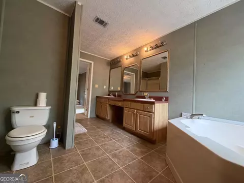 Bath - 1301 Floyd Dr, Townsend, GA 31331 photo 2 of 6
