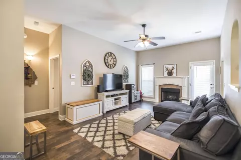 Living - 204 Allington Walk, Warner Robins, GA 31088 photo 1 of 2