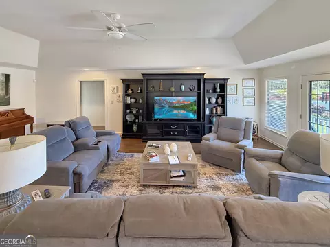 Living - 6356 Highway 191, Comer, GA 30629 photo 3 of 6