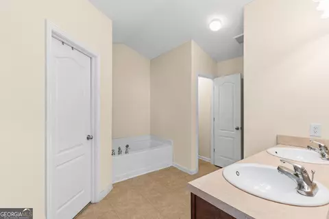 Bath - 102 Steeple Ct, Perry, GA 31069 photo 1 of 2