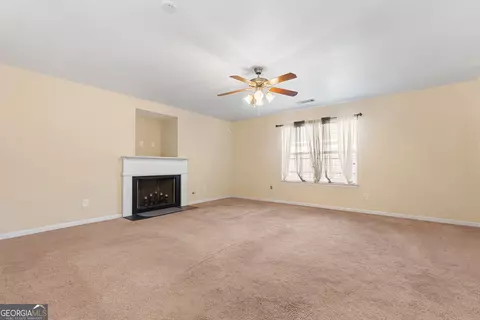 Living - 102 Steeple Ct, Perry, GA 31069 photo 3 of 8