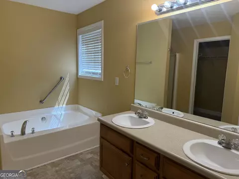 Bath - 429 Jasmine Cir, Lagrange, GA 30241 photo 1 of 2