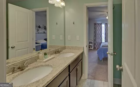 Bath - 810 Winscape Ln, Cornelia, GA 30531 photo 3 of 4