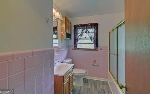 Bath - 586 Collins Rd, Toccoa, GA 30577 photo 4 of 5