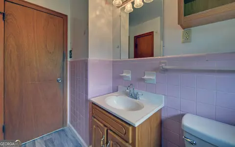 Bath - 586 Collins Rd, Toccoa, GA 30577 photo 3 of 5