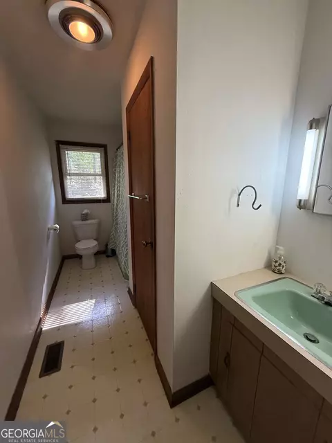 Bath - 727 Central Rd, Thomson, GA 30824 photo 2 of 3