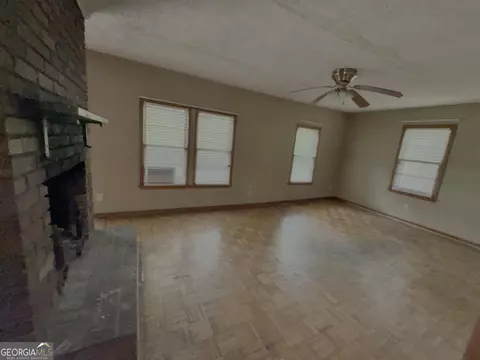 Living - 354 S Pine St, Toccoa, GA 30577 photo 2 of 3