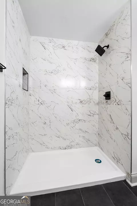 Bath - 347 Ww Carr Ave, Jackson, GA 30233 photo 2 of 3